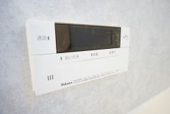 湯量・湯温の設定、そして保温までワンタッチのフルオートバス。便利な追い炊き機能付きです。