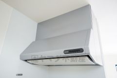 お手入れが簡単なスリム型レンジフードです。調理により発生する油煙や臭いを吸い込み、屋外へ排気してくれます。