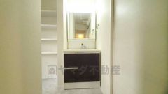 三面鏡つき洗面台。鏡裏にたっぷりとした収納スペースがあります。鏡を閉めてしまえば小物は見えないため、スッキリとした印象の洗面台にできます。