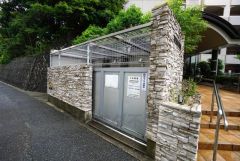 しっかりと扉の閉まるゴミ置き場。ゴミが散らかる心配もありません。