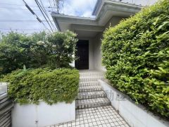 母屋。奥まって設置されており、雨にも濡れにくくなっています。