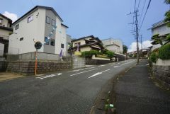 前面道路は広く、車同士がすれ違うスペースが十分にあります。落ち着いた住宅地内で快適な生活を実現してみませんか＾＾