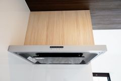 お手入れが簡単なスリム型レンジフードです。調理により発生する油煙や臭いを吸い込み、屋外へ排気してくれます。