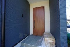 家の顔となる玄関扉がかっこいいと、たくさんの人を招き入れたくなりますね＾＾奥まって設置されており、雨にも濡れにくくなっています。