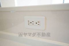 流し台とコンロの間にコンセントを設置しました。最新調理家電を使って時短できますよ＾＾