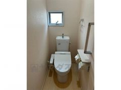 温水洗浄機付トイレです。節水機能もあるので、安心して使えますね。もちろん、1階2階の2ヶ所にトイレがあるので、忙しい朝にもゆとりができますね。