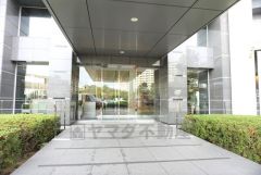 エントランスのドアは全面ガラス張り。スタイリッシュでオフィスビルのような雰囲気ですね。