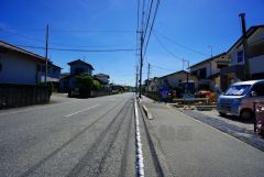 現地（2025年6月27日）撮影。2.3号棟前面道路。ゆったりとした10ｍ幅の道路をはさんでいることで陽射しを遮られることなくとても明るいです。