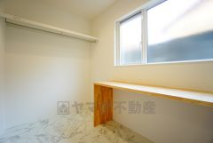 便利なランドリールーム。バスタオルや着替えなど置くことができる棚を設置。洗剤のストックも収納できます。