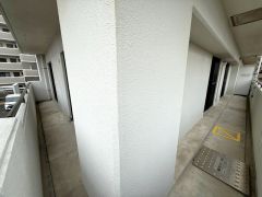 広々としたバルコニー。 天気のいい日にはお布団もまとめて干せそうですね＾＾