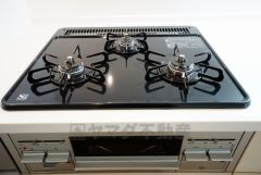 複数の調理を一度に行うことができる3口コンロ。効率よくお料理が出来ます。毎日のお料理も楽しくなりますね＾＾