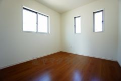 同仕様写真。ご夫婦お二人のプライベートシーンを演出する寝室は、大容量のウォークインクローゼット付き。