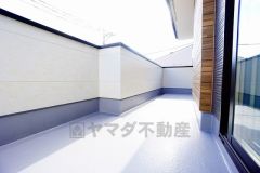 陽当たりの良いバルコニーです。お洗濯やお布団干しはもちろん、日光浴スペースにも。足元は防水工事施工済です。