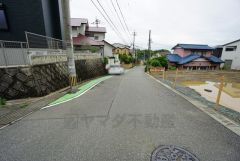 前面道路は広く、車同士がすれ違うスペースが十分にあります。落ち着いた住宅地内で快適な生活を実現してみませんか＾＾