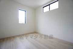 2面採光を確保した明るい室内は、風通しも良く、大変居心地の良い空間となっております。爽やかな風を感じて起きる朝は、快適生活の始まりに。