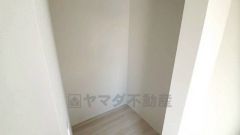 収納力豊富なウォークインクローゼット。洋服や小物などを1箇所にまとめて美しい収納を実現します。スーツケースのような大型の荷物も置けます＾＾