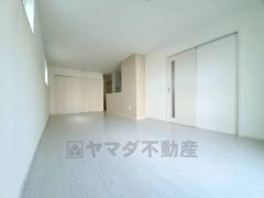 大きな窓のあるリビングは、陽光あふれる明るい空間です。居心地良く、ご家族皆がゆったり寛げる憩いの空間となりそうです。