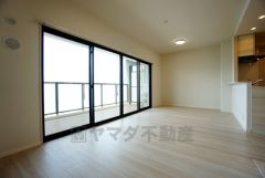 広々とした設計で、家族が集いやすく、くつろぎやすいリビングです。