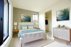 家具はイメージです。寛ぎの時間を紡ぎだす主寝室は、大型ベッドを置いても余裕の広さを確保しています。