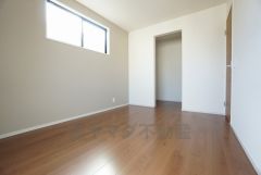 同仕様写真。寛ぎの時間を紡ぎだす主寝室は、大型ベッドを置いても余裕の広さを確保しています。