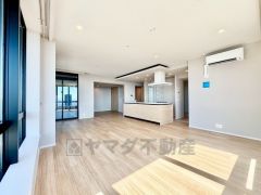 対面式キッチンを中心としたリビングダイニングで家族の会話が弾みそうです。