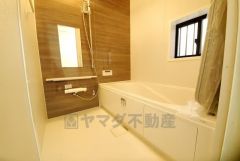 広々1坪タイプの浴槽ユニットでゆったりくつろげるバスルーム。窓、浴室乾燥機付きで換気・雨の日の洗濯もばっちり＾＾