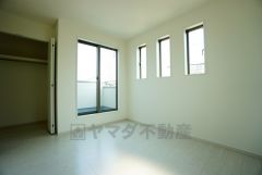 2面採光を確保した明るい室内は、風通しも良く、大変居心地の良い空間となっております。爽やかな風を感じて起きる朝は、快適生活の始まりに。