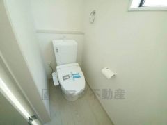 温水洗浄機付トイレです。節水機能もあるので、安心して使えますね。もちろん、1階2階の2ヶ所にトイレがあるので、忙しい朝にもゆとりができますね。