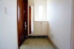 同仕様写真。たっぷり収納できるシューズボックスです。家族全員の靴がきれいに整頓できます。棚の上にお花や写真を飾っても良いですね。