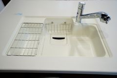 同仕様写真。大きなお鍋も楽々洗える幅の広いシンクです＾＾洗剤やスポンジもすっきりできる収納付き。