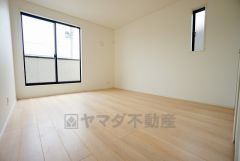 寛ぎの時間を紡ぎだす主寝室は、大型ベッドを置いても余裕の広さを確保しています。