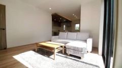 大きな窓のあるリビングは、陽光あふれる明るい空間です。居心地良く、ご家族皆がゆったり寛げる憩いの空間となりそうです。