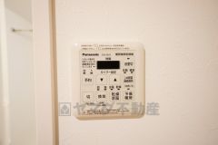 浴室暖房乾燥機付き。天候に左右されず、いつでも好きなときに洗濯物を干せるので、仕事や家事で忙しい方に重宝します。