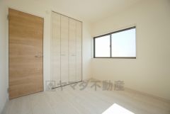 同仕様写真。暖かい日差しが差し込む洋室。たっぷり収納できるクローゼット付きでお部屋の中をすっきりと快適に保てます。