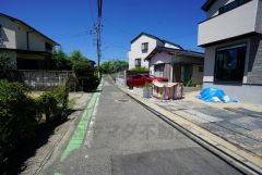 現地（2025年7月）撮影。住人以外の車の進入も少なく、小さなお子様を持つご家庭にも安心です。