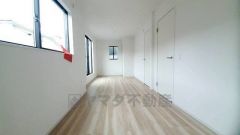 暖かい日差しが差し込む洋室。たっぷり収納できるクローゼット付きでお部屋の中をすっきりと快適に保てます。