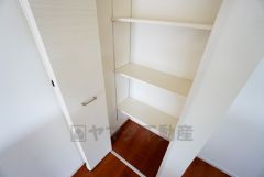 同仕様写真。まとめ買いしてもこの収納量なら心配要らずのパントリー。調理家電や食品のストックをすっきりまとめられ、キッチン周りを広々使えます。