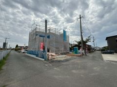 前面道路。北側約4.2ｍ公道、北東側約4ｍ公道。スーパー、コンビニ、ドラッグストアまで徒歩約10分圏内＾＾周辺環境充実しています＾＾