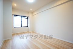 暖かい日差しが差し込む洋室。たっぷり収納できるクローゼット付きでお部屋の中をすっきりと快適に保てます。