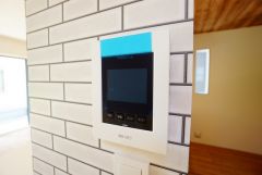 防犯はもちろん、セールスマン対策にもなるモニター付きインターホンです。お子さん1人での留守番時にも活躍しそうです。