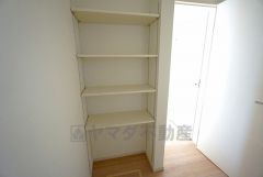 便利な洗面室収納。散らかりがちなバスタオルや清掃用品、化粧品や予備のシャンプー等もきれいに整頓できますね。