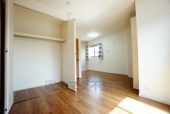 住む人のこだわりを活かす洋室。日当たりがよく、寝室としての利用もおすすめ。広めのクローゼットには荷物をすっきり片付けられ、ゆとりのある暮らしが出来ます＾＾