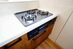 3種類の料理が同時に調理できる、3口ガスコンロ。忙しい夕食の支度時間が短縮できて効率よくお料理が楽しめます。