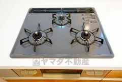 同時にたくさんの料理が調理できる3口コンロ。長時間熱を通しておきたい煮込み料理を作りながら、炒め物など同時進行で進められます。
