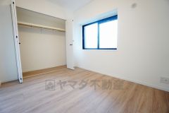 住む人のこだわりを活かす洋室。日当たりがよく、寝室としての利用もおすすめ。広めのクローゼットには荷物をすっきり片付けられ、ゆとりのある暮らしが出来ます＾＾