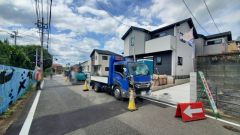 現地（2025年9月24日）撮影。前面道路は6ｍあり、車同士がすれ違うスペースが十分にあります。