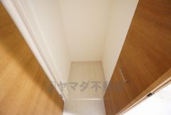 同仕様写真。2階の廊下にも収納を確保。各居室に入りきれなかった荷物や、2階で使用する日用品のストック置き場に便利です。