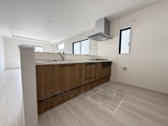 リビングやダイニングからキッチン周りが丸見えにならない対面式キッチン。テレビ鑑賞や家族との対話がしやすく、ご家族の温かい時間を演出します。