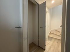 掃除機や扇風機などよく使う家電や日用品、備品などの収納に便利です。