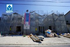 現地（2026年7月22日）撮影。駐車もらくらくの敷地面積50坪以上。外壁はツートンカラーでスタイリッシュな外観で来客の時が待ち遠しくなりますね。